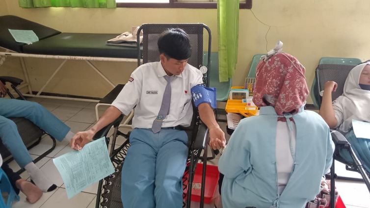 PMI JEMBER – Sedikitnya 16 kantong darah berhasil disumbangkan Palang Merah Remaja (PMR) Wira SMA Negeri Rambipuji Kabupaten Jember. Itu hasil dari kegiatan donor darah berkat kerjasama PMR Wira SMAN Rambipuji dengan Unit Donor Darah (UDD) PMI Kabupaten Jember Senin, 31 Juli 2023. Selain kegiatan rutin, donor darah juga aksi menyambut Hari Kemerdekaan Republik Indonesia 17 AGustus 2023 mendatang.