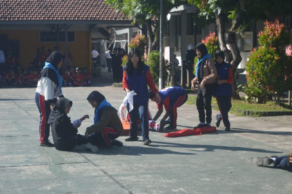 Simulasi Pertolongan Pertama Pada Kecelakaan PMR SMPN 1 Jember