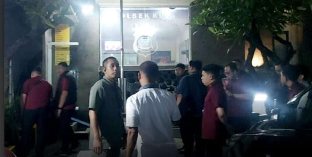 polisi melakukan penggeledahan di kantor imigrasi bandara di Bali 