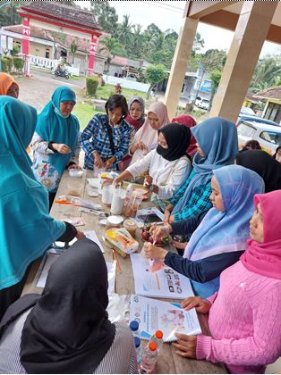 Semangat peserta saat membuat masker kulit buah manggis
