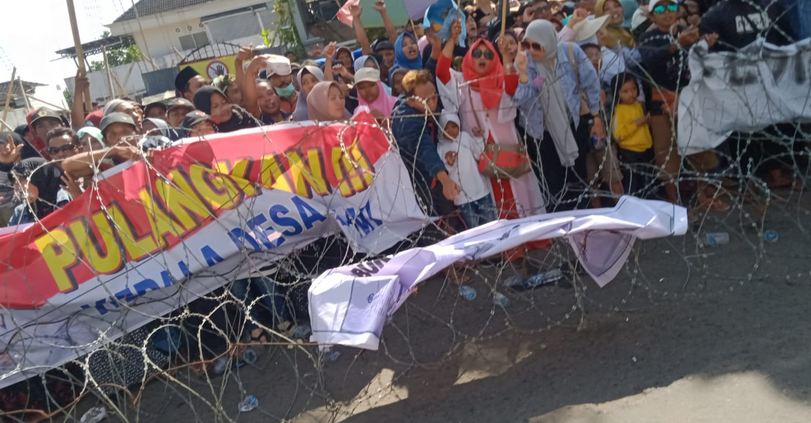 Warga Mundurejo Demo Kejari Jember