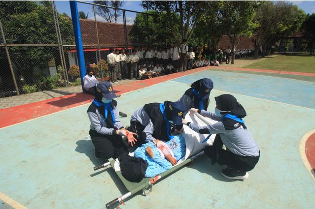 sosialisasi pertolongan pertama PMR SMPN 1 Sukorambi