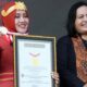 Bupati Mojokerto Ikfina Fahmawati (kiri) menerima piagam Museum Rekor Dunia Indonesia (MURI) dari perwakilan MURI Sri Wijayati