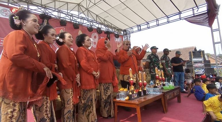 Kepala Desa Sumber Keradenan Abul Choiri di dampingi Babinsa beserta rombongannya