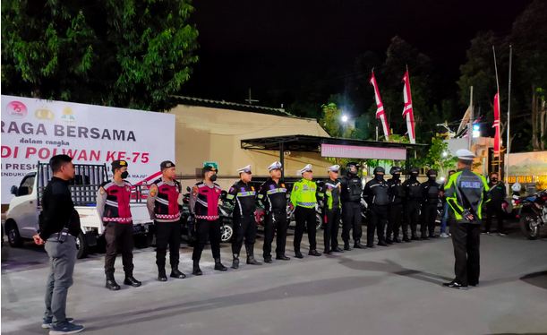 Petugas gabungan Satlantas dan Tim Jos Presisi Polres Lumajang