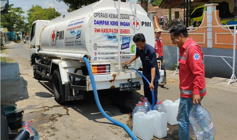 PMI Jember Distribusi air bersih dari rumah ke rumah