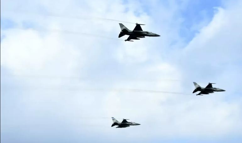 pesawat Jet Tempur TNI AU menghiasi festival Gandrung Sewu