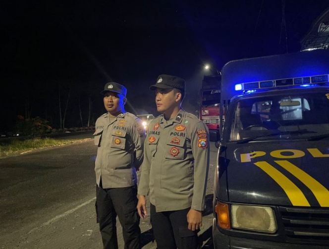 Polsek Kedungjajang Tingkatkan Keamanan dengan Patroli Malam dan Pemantauan di Jembatan Grobogan
