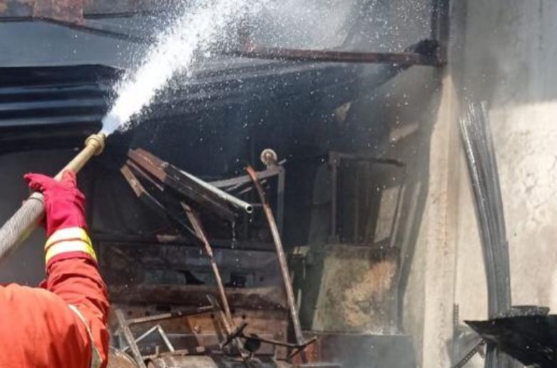 Kebakaran Hanguskan Pabrik Roti Sri Rejeki di Desa Stail, Banyuwangi