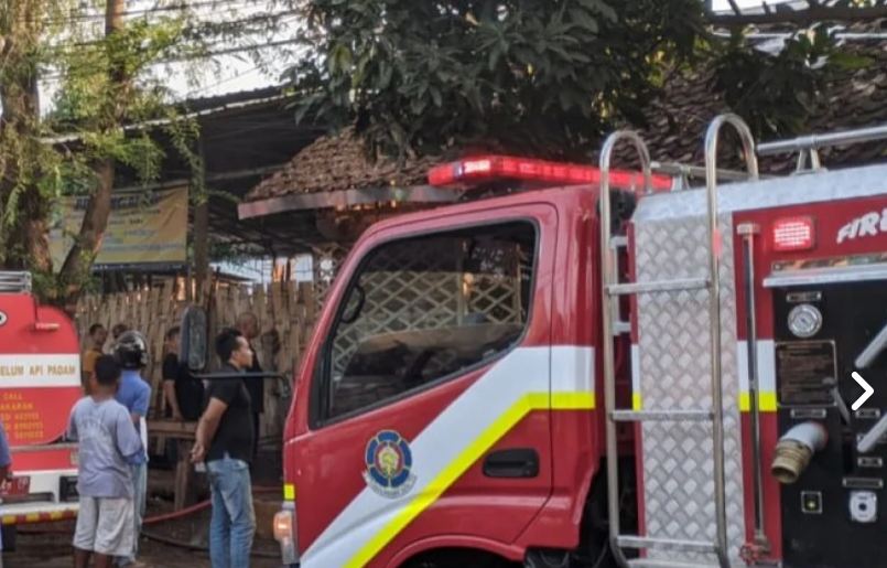 Kebakaran Toko Banguanan di Banyuwangi