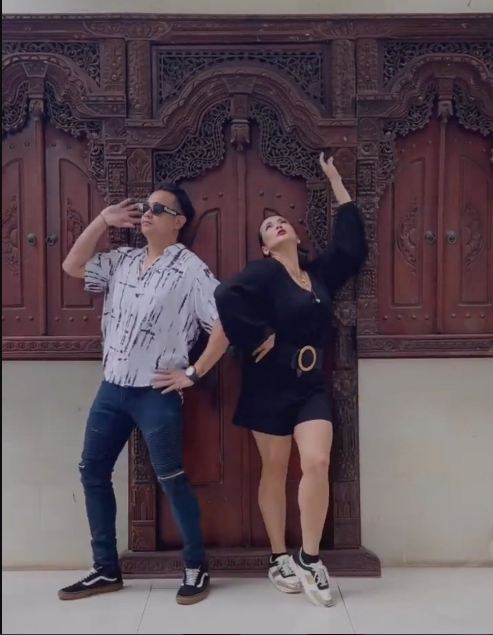 Blus v-neck juga celana pendek Jennifer Jill (Instagram)