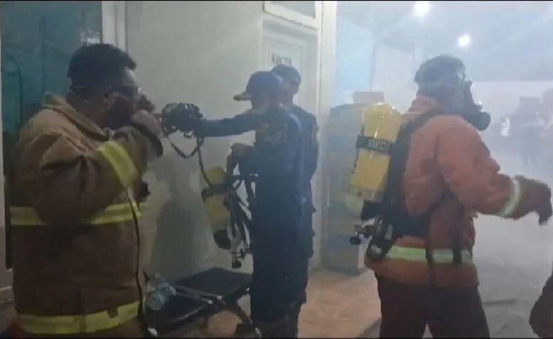 Kebakaran Hebat Terjadi Pabrik Penyimpanan Ikan di Desa Tembokrejo