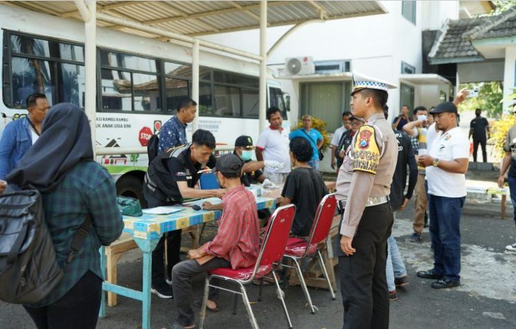 Tes Urin Mendadak Pengemudi Angkutan Umum di Terminal Talangagung
