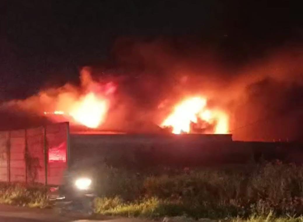 Gudang Penyimpanan Botol Plastik Di Desa Asrikaton Malang Hangus Terbakar