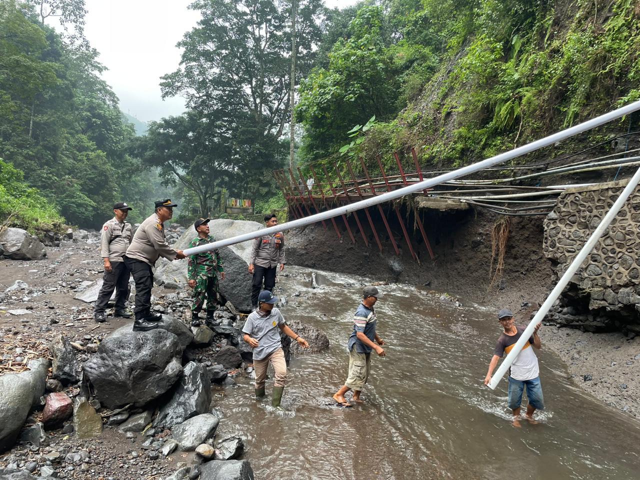 Forkopimda Tanggap Cepat Pulihkan Dampak Bencana Banjir dan Tanah Longsor di Desa Negororejo, Probolinggo