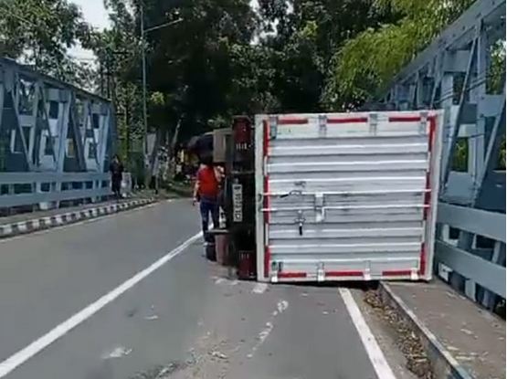 Kecelakaan, Mobil Box Tabrak Empat Motor di Jembatan Melik