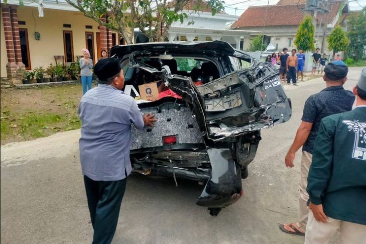 Mobil yang Ditumpangi Anggota DPRD Banyuwangi Tertabrak Kereta Api