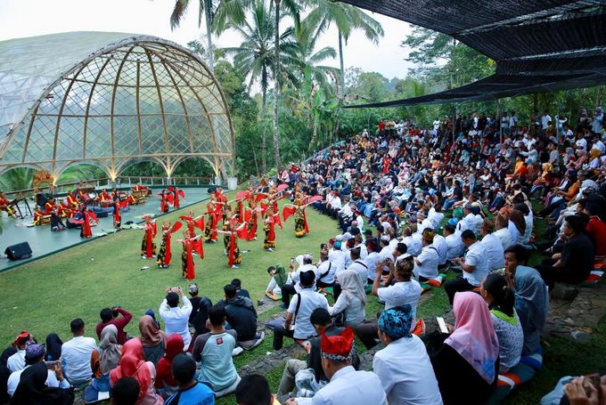 Pagelaran Sendratari Meras Gandrung Kembali Memukau di Taman Gandrung Terakota