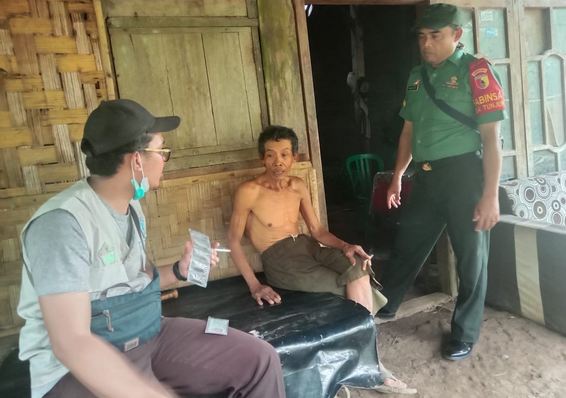 Peternak Sapi, Trisno Gimin bersama Tim Keswan didampimg Babinsa desa tunjung serka Masruri