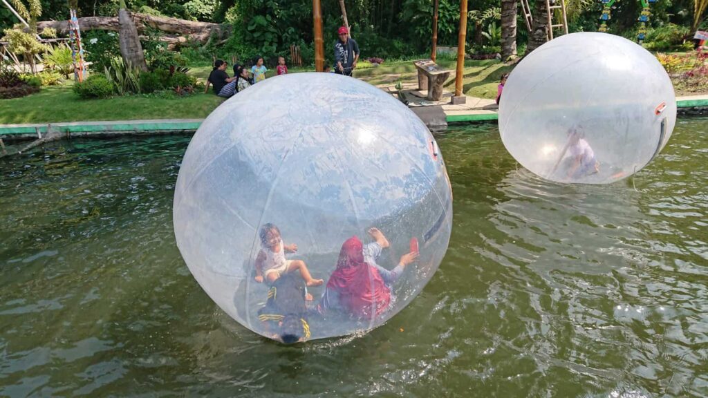 Wahana Permainan Waterball di Sumber Takir Park