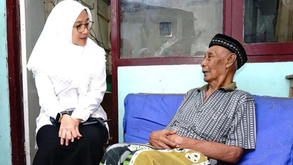 Bupati Ipuk Menjenguk Lansia Sakit yang Tinggal Sebatang Kara di Banyuwangi