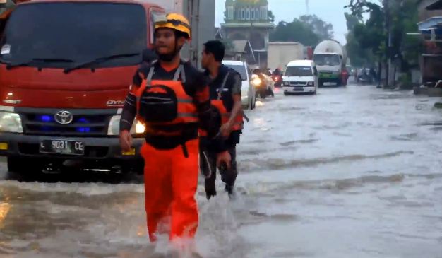 Hujan Deras Sebabkan Banjir dan Kemacetan di Jalan Raya Jember