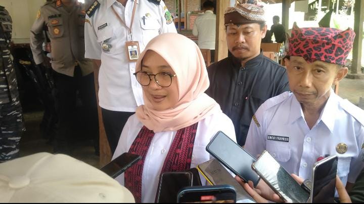 Bupati Ipuk bersama Kepala Dinas PU Pengairan Banyuwangi, Guntur Priambodo