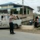 Ciptakan Rasa Aman, Polisi Bantu Siswa SMA Negeri 1 Tiga Binanga Menyebrangi Jalan Sekitar Pasar Hitam