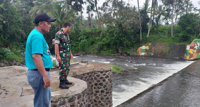 Kesiagaan TNI AD Patroli Banjir dan Cek Debit Air di Sungai Desa Kedungwungu