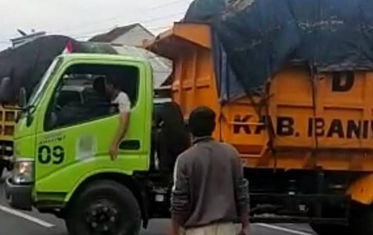 Banyuwangi's Environmental Department Deploys Dozens of Trucks to Address Waste Emergency