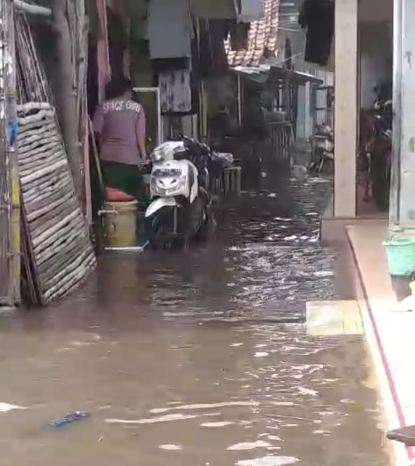 Gelombang Tinggi di Pantai Muncar, Puluhan Rumah Tergenang