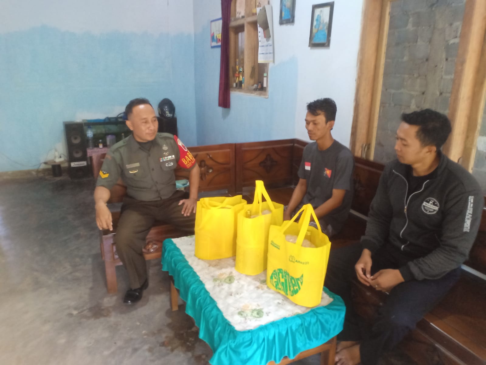 Babinsa Koramil 0821/07 Randuagung dengan Warga Binaan di Desa Pajarakan