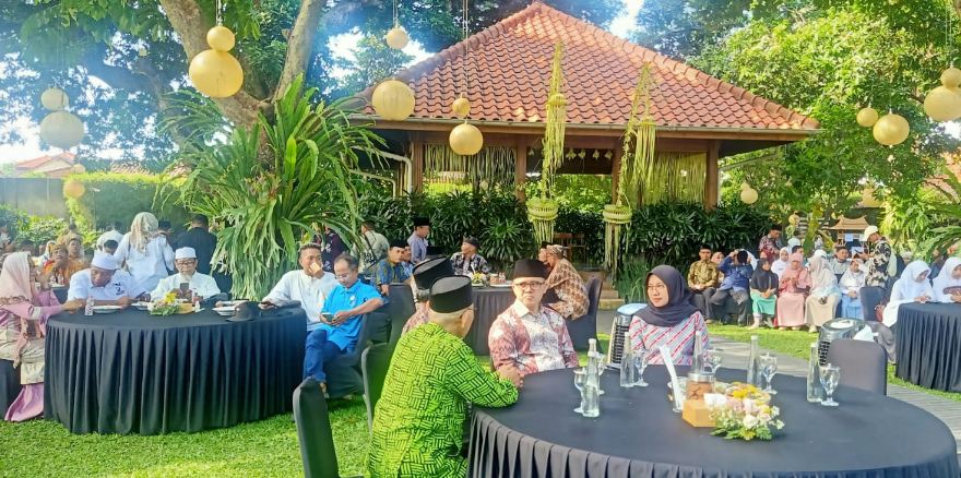 Menpan RB Abdullah Azwar Anas bersama Bupati Ipuk dalam acara Open House Lebaran 2024