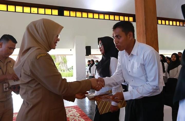 Bupati Banyuwangi Menyerahkan SK PPPK Tenaga Kesehatan