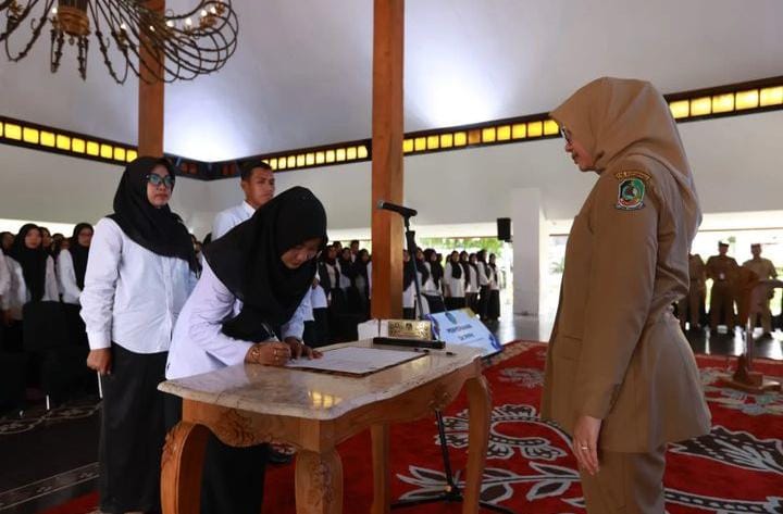 pegawai PPPK menandatangani Pakta Integritas dihadapan Bupati Ipuk