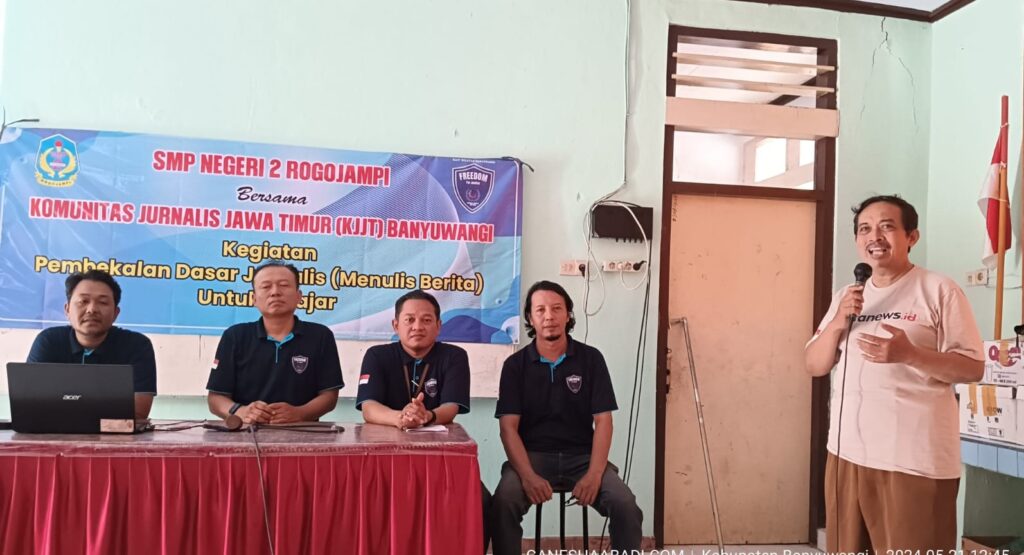 Ilham Triadi dan KJJT Banyuwangi berikan edukasi jurnalistik di SMPN 2 Rogojampi