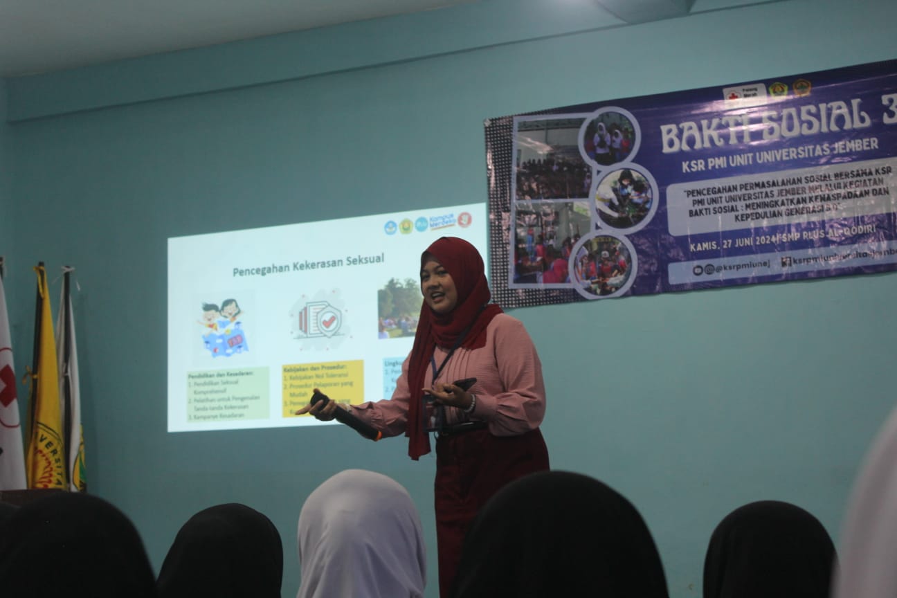 KSR PMI Unit Universitas Jember Gelar Sosialisasi Pencegahan Permasalahan Sosial di SMP Plus Al-Qodiri