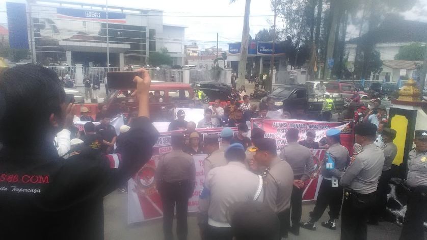 Aliansi Wartawan Tanah Karo Demo, Tuntut APH Ungkap Tewasnya Wartawan Bersama Istri, Anak dan Cucunya