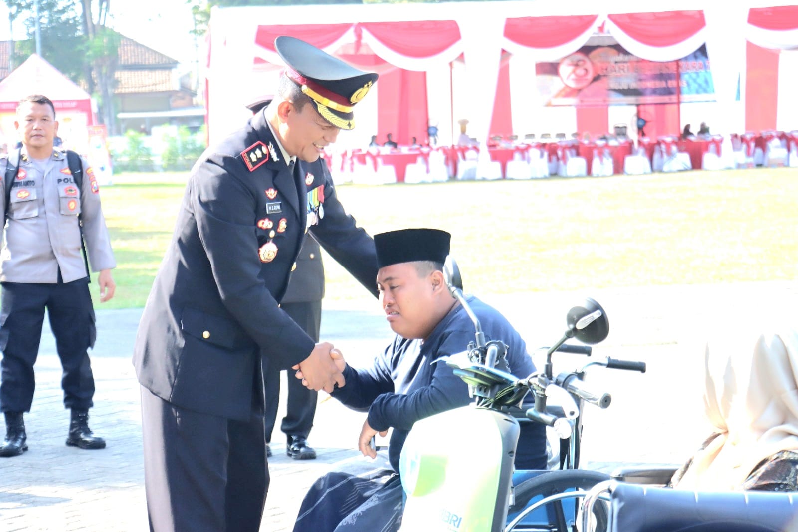 Polres Lumajang Berikan Kursi Roda untuk Purnawirawan Polri di HUT Bhayangkara Ke-78
