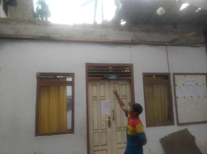 Atap Gedung SDN 2 Temuasri Ambruk