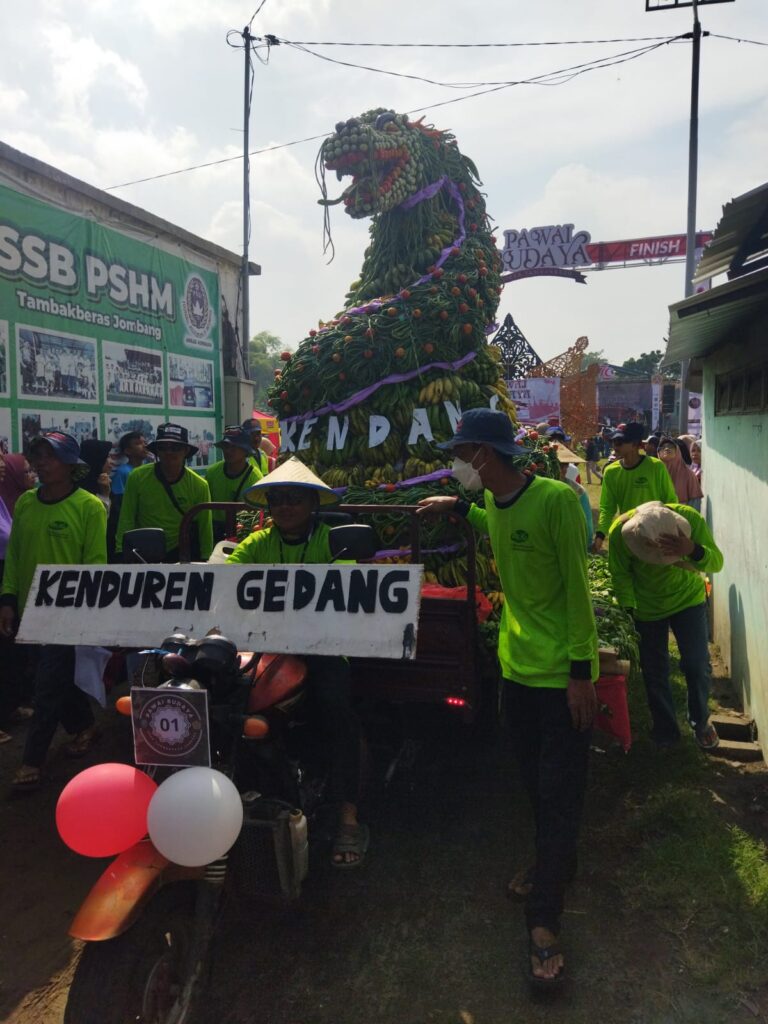 gunungan yang terbuat dari hasil bumi