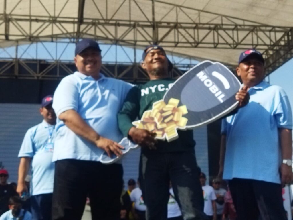 Ciptono, warga Desa Sedamar mendapat hadiah utama, Mobil Ayla