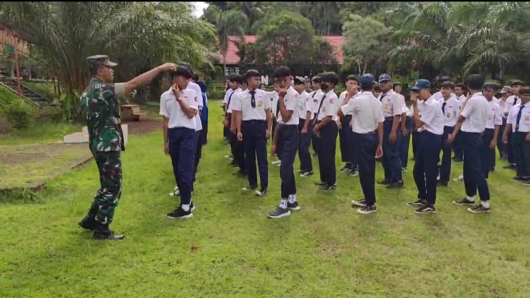 Babinsa Koramil 0825/03 Glagah Berikan Pembekalan Wawasan Kebangsaan kepada Siswa SMPN 2 Glagah