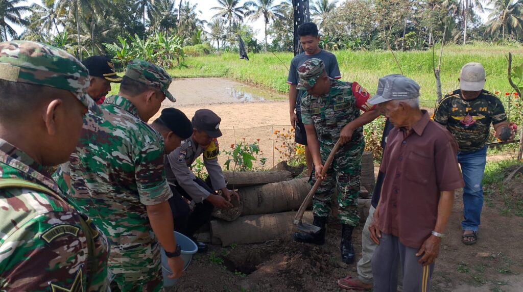 Penanaman bibit pohon Sukun di wisata Banyu Kuwung, dusun Panggang, Licin