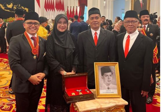 KH Ali Manshur Terima Penghargaan Bintang Budaya Parama Dharma dari Presiden