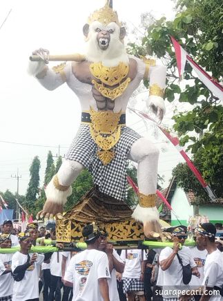 Karnaval pakaian adat Bali dan patung ogoh ogoh khas Bali