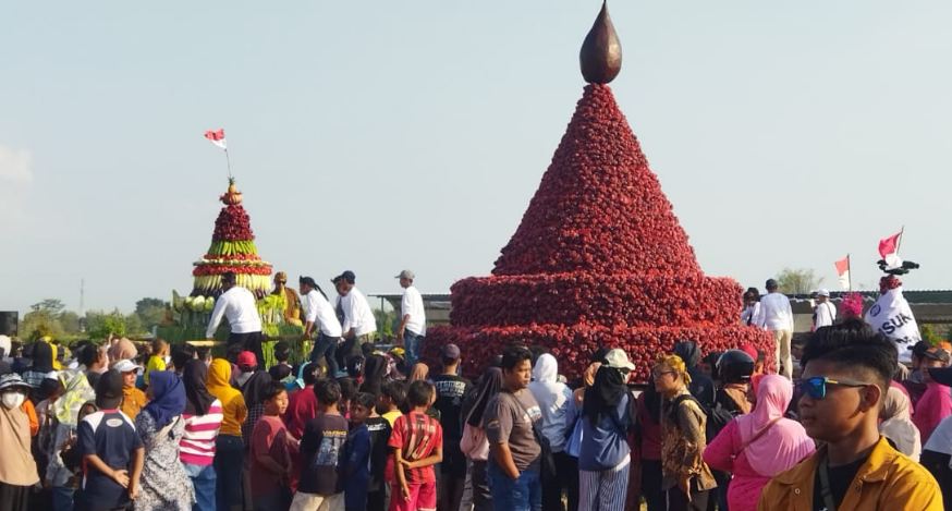 Festival Gunungan Jambu Darsono di Gondangmanis Meriah
