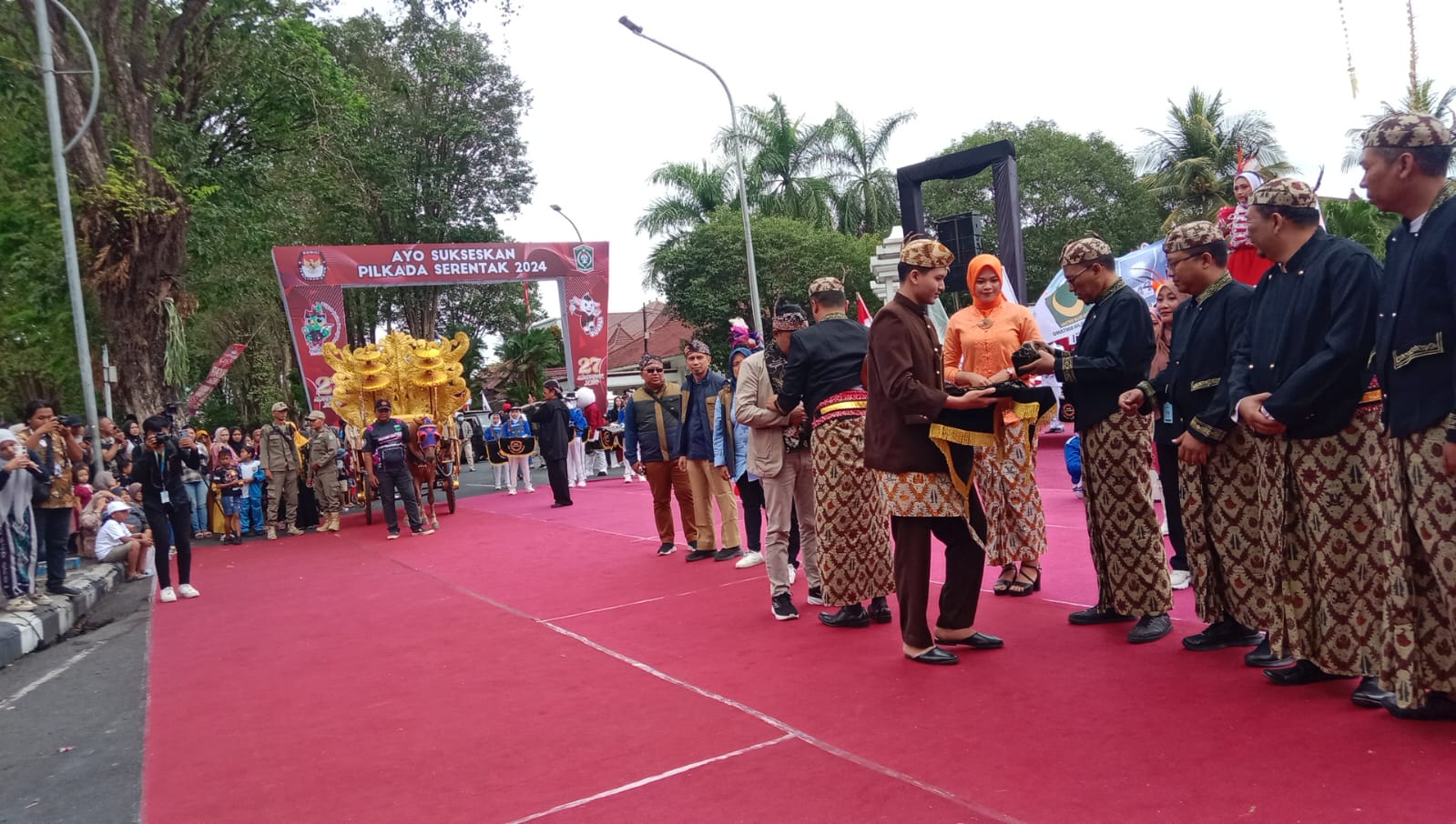 Kirab Mascot Pilkada Bertempat Di Depan Pendopo Bupati Lumajang