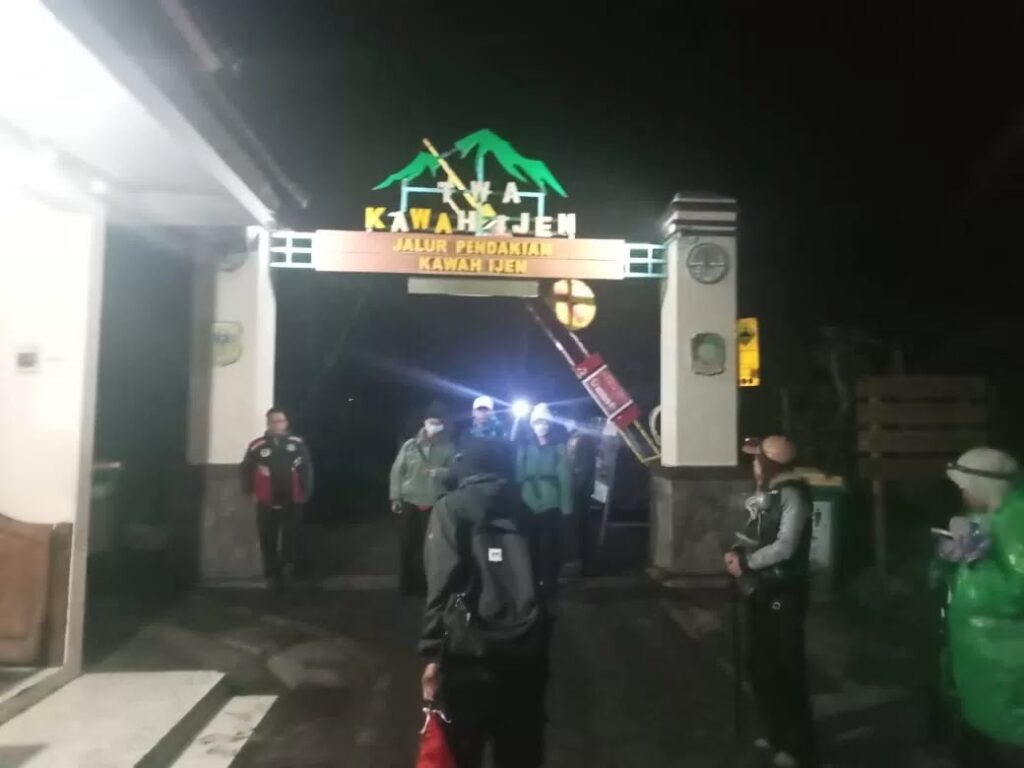 Ijen Kembali Dibuka, Antusiasme Wisatawan Membludak Meski Cuaca Buruk