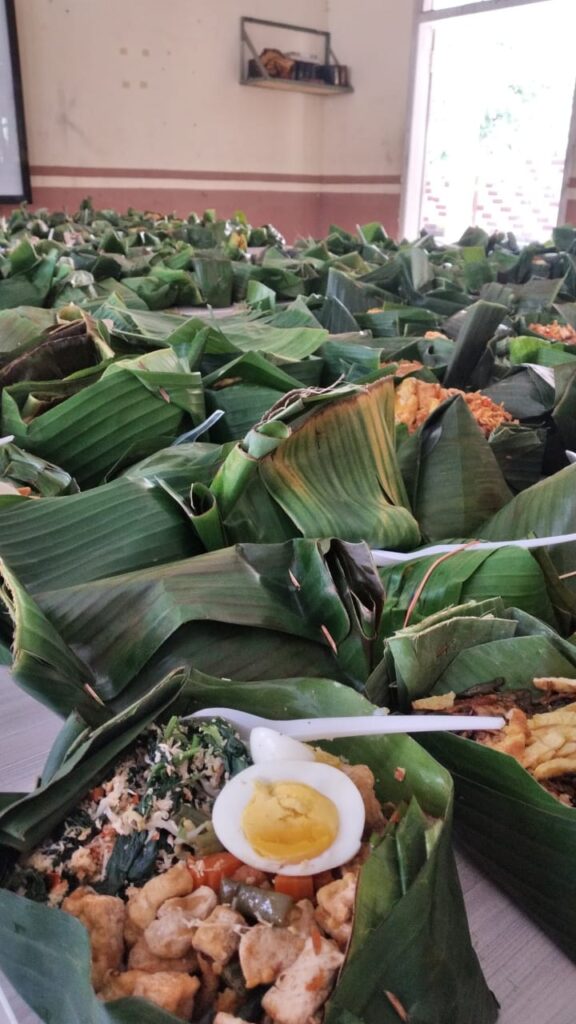 Inisiatif Ramah Lingkungan: Daun Pisang sebagai Pengganti Plastik